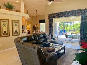 Flat-screen TV, books - This stunning home is where your dream Florida vacation begins! (Port Charlotte)