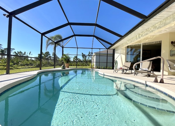 恒温泳池,日光浴躺椅