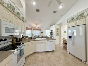 Køleskab, mikrobølgeovn, ovn, kogeplade