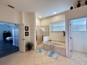 Un baño con ducha, bañera y retrete.