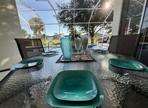 Une table dressée pour le dîner, avec vue sur l’extérieur.