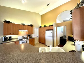 Kjøleskap, mikrobølgeovn, ovn og kokeplater