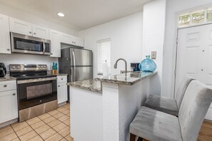 Een koelkast, een magnetron, een oven, een kookplaat