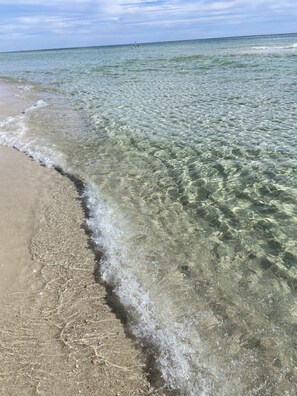 Una spiaggia nelle vicinanze, lettini da mare