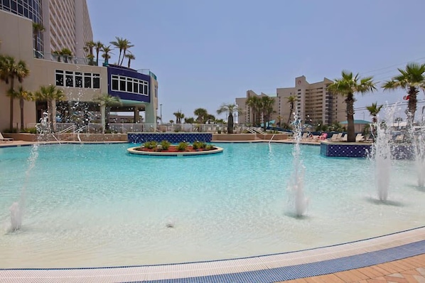 Alberca climatizada y camastros