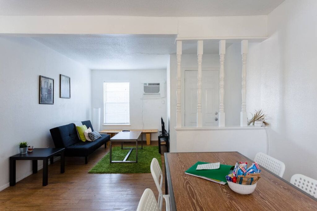 New Listing!  Simple and comfortable 2 bdrm near downtown/ AUS