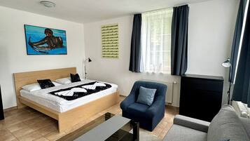 Apartment, 1 Bedroom, Ensuite | Hypo-allergenic bedding, pillowtop beds, blackout drapes, soundproofing