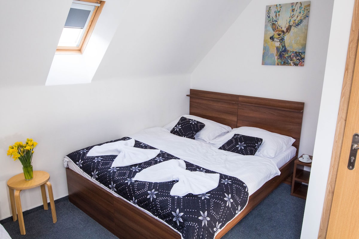 Chambre triple économique, 1 chambre, salle de bains commune | 1 chambre, literie hypoallergénique, lit avec matelas à plateau-coussin