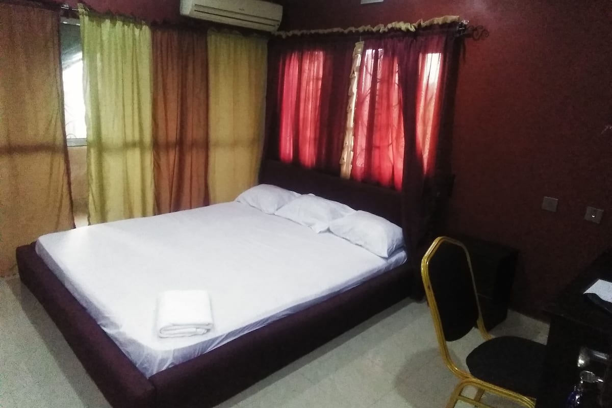 Basic Single Room, 1 King Bed | Desk, bed sheets