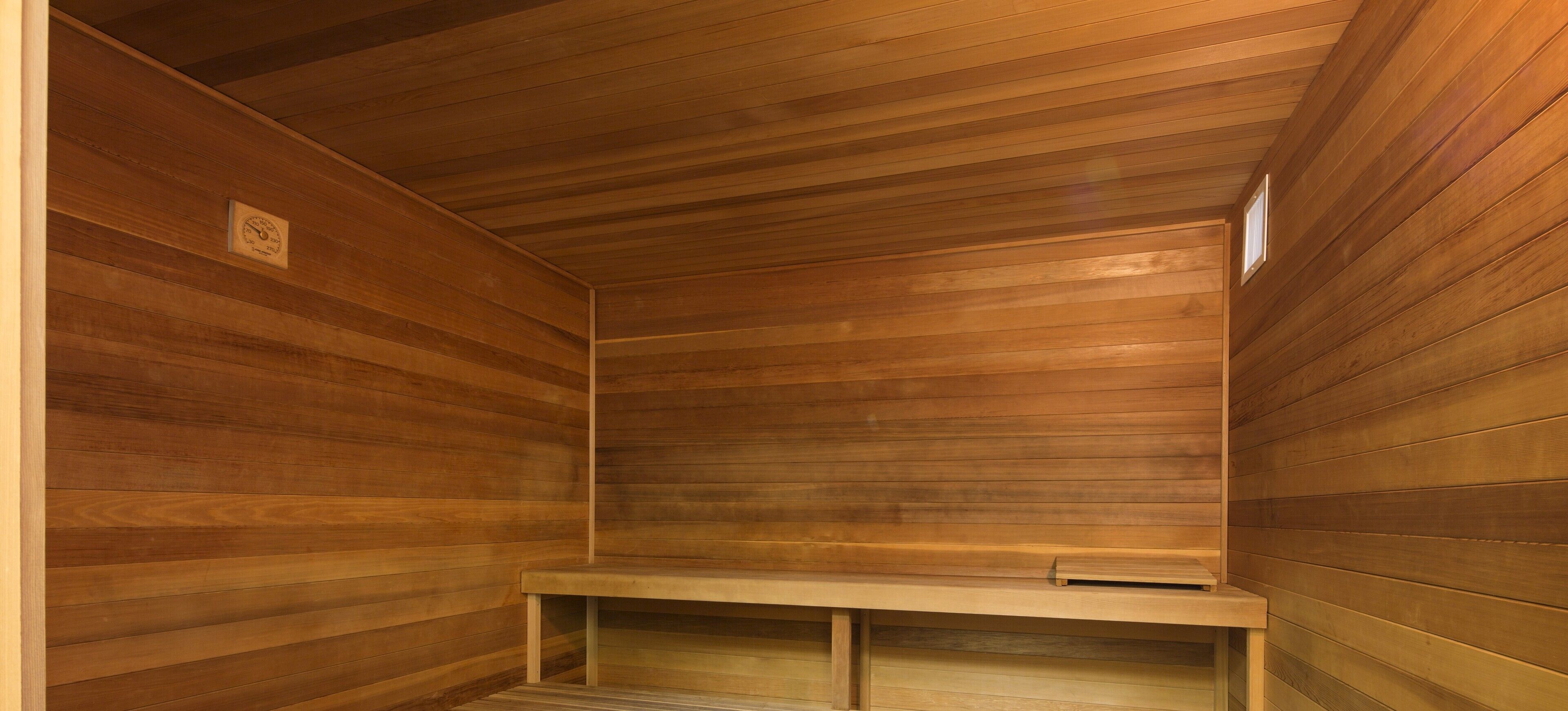 Ein Saunaraum mit Holzwänden und Bänken.