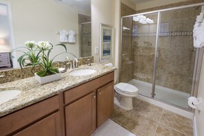 Ferienhaus, 6 Schlafzimmer, eigener Pool (5 Bathrooms) | Badezimmer | Haartrockner, Handtücher, Seife, Toilettenpapier