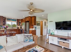 TV, DVD player - Relax at Kapakai Cottage – 2-Bedroom Comfort with Full Kitchen & W/D (Kailua)