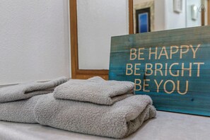 2 bedrooms, iron/ironing board, travel crib, WiFi - Relax at Kapakai Cottage – 2-Bedroom Comfort with Full Kitchen & W/D (Kailua)