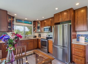 Full-sized fridge, microwave, oven, stovetop
