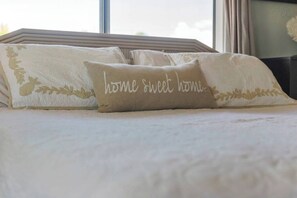 2 عدّة غرف نوم ومكواة/لوح كي وسرير سفر وواي فاي