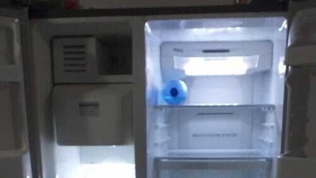 An open refrigerator with multiple shelves and a freezer compartment. - Apartamento en Altos de Santa Maria Condado del Rey, Imajo (San Miguelito)