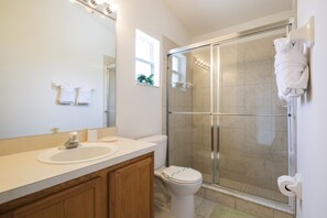 Ferienhaus, 3 Schlafzimmer, 2 Bäder | Badezimmer | Haartrockner, Handtücher, Seife, Toilettenpapier
