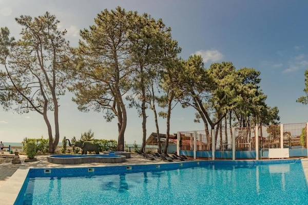 Una piscina al aire libre de temporada