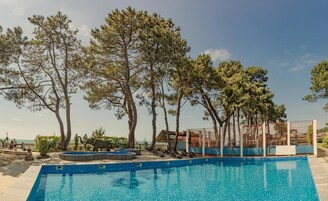 Una piscina al aire libre de temporada