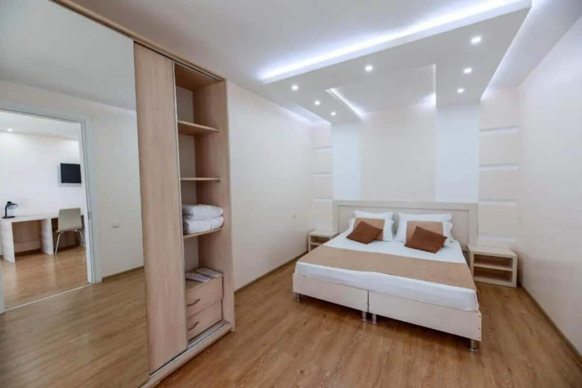 Suite | Premium bedding, blackout curtains, soundproofing, free WiFi