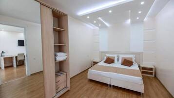 Suite | Premium bedding, blackout curtains, soundproofing, free WiFi