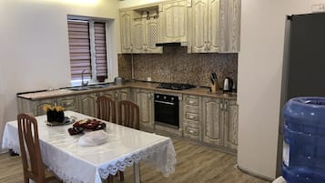 Full-sized fridge, oven, stovetop, cookware/dishes/utensils