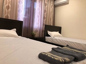 أغطية فراش متميزة وخزنة داخل الغرفة وطراز فريد لكل وحدة ومكتب
