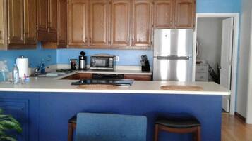 Frigorífico, microondas, horno y placa de cocina