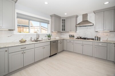 Sparkling Clean Newly Built Luxury Ocean View 5 BR/3 BA Near SF/SFO+Free Parking