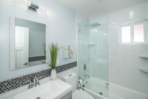 Ducha y bañera combinadas, bañera de hidromasaje y secador de pelo