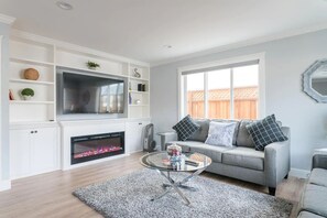 Smart TV, fireplace, table football, books - Sparkling Clean Newly Built Luxury Ocean View 5 BR/3 BA Near SF/SFO+Free Parking (Pacifica)