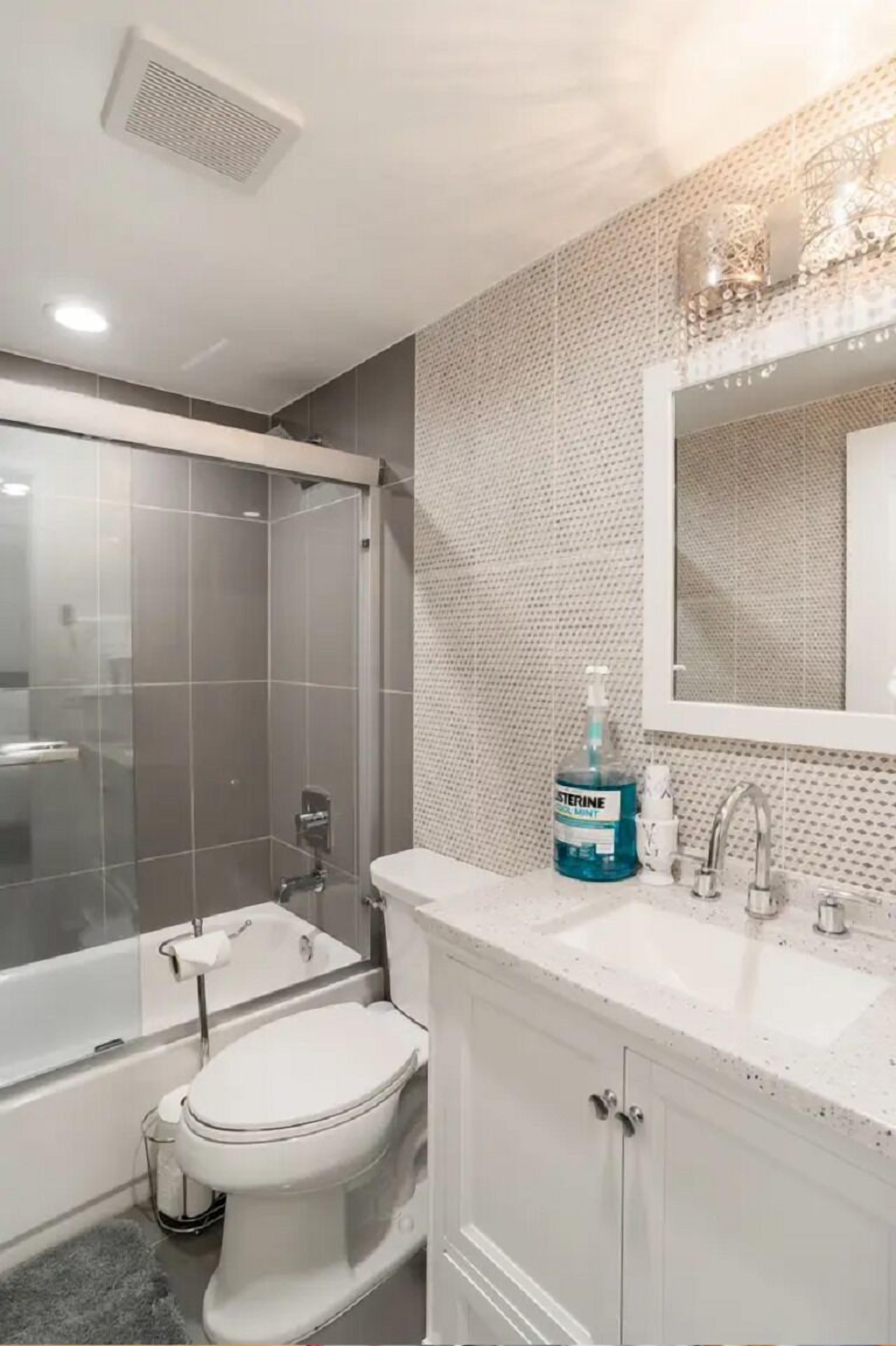 Combined shower/bathtub, hair dryer, towels, soap