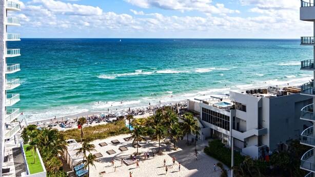Ein Strandhotel mit Pool, Strand und Meerblick.