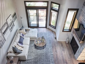 Smart TV, fireplace, books, streaming services