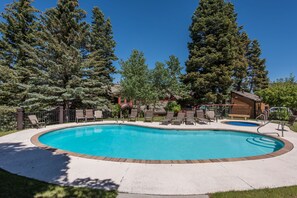 Utendørsbasseng og et oppvarmet basseng