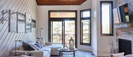 Smart TV, fireplace, books, streaming services