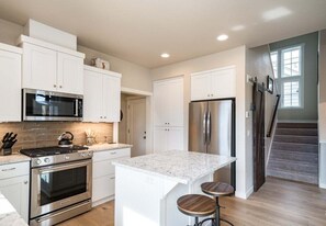 Réfrigérateur, micro-ondes, four, plaque de cuisson