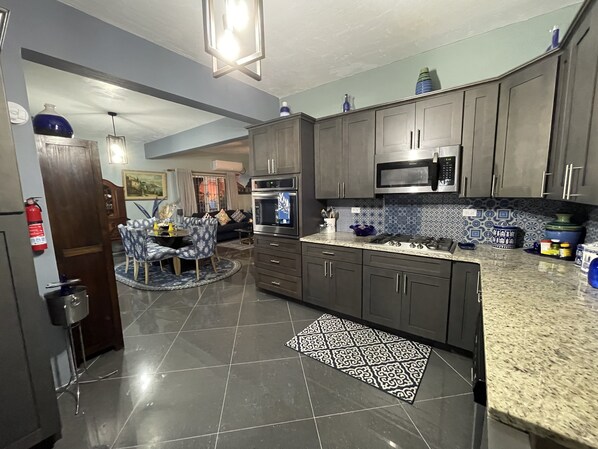 Refrigerador, microondas, horno y parrilla de estufa 