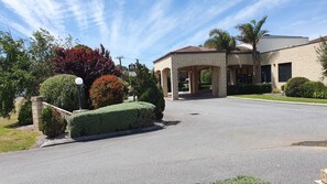 المنشأة من الخارج