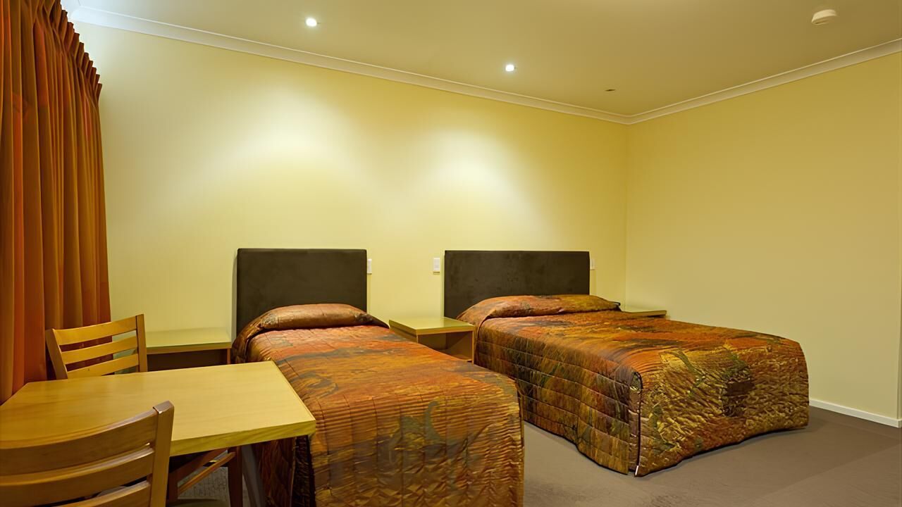 Deluxe Twin Room | Desk, laptop workspace, iron/ironing board, free WiFi