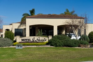 Front of property - Motel Le Grande (Orana)