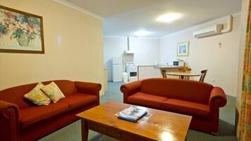 Apartamento, cozinha | Área de estar | TV LCD 40 polegadas com canais digitais, TV