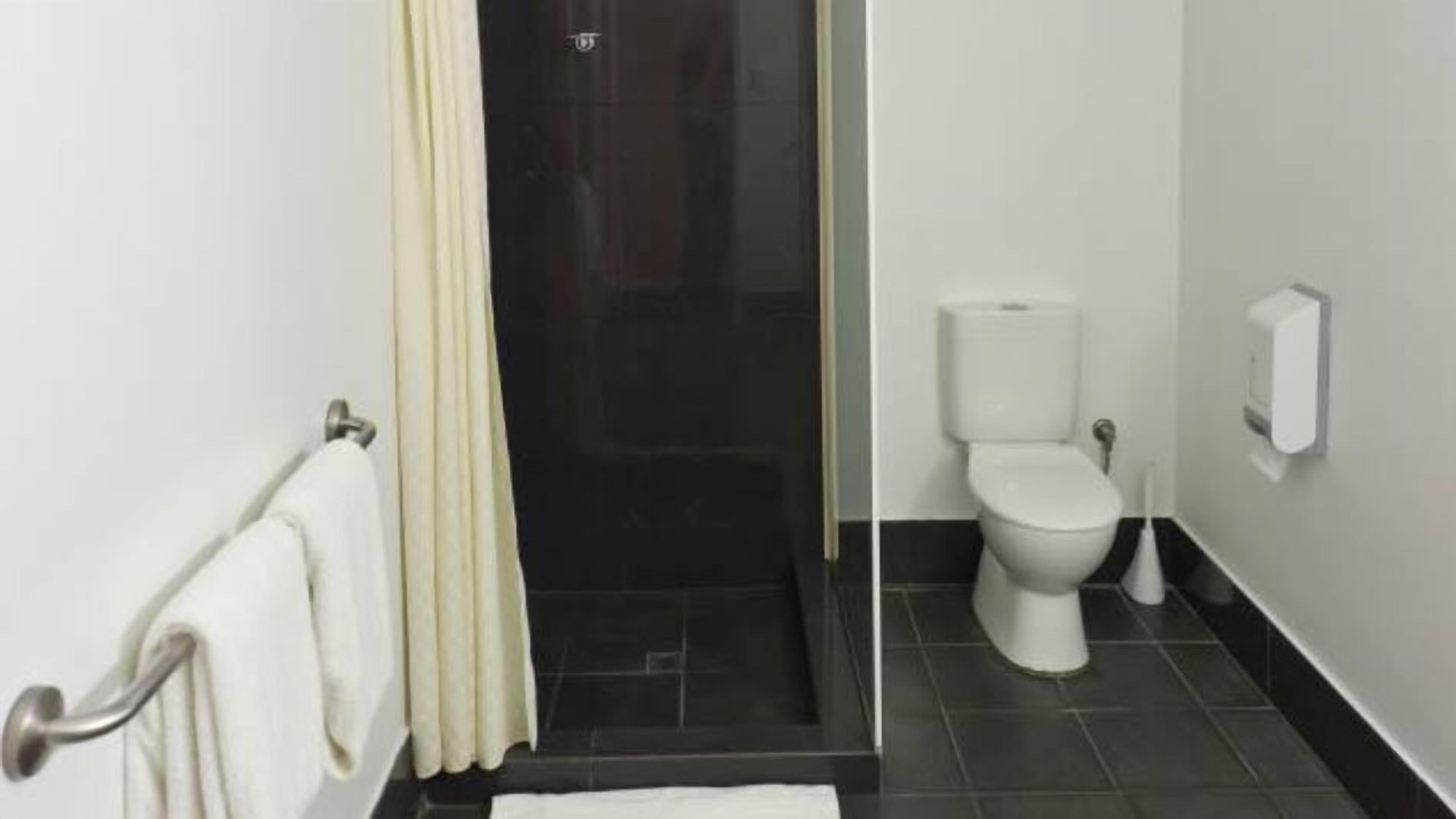Ducha, artículos de tocador gratuitos, secador de pelo, toallas