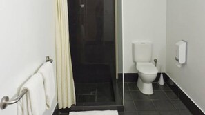 Shower, free toiletries, hair dryer, towels - Motel Le Grande (Orana)