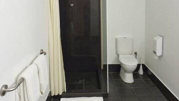 Ducha, artículos de tocador gratuitos, secador de pelo, toallas