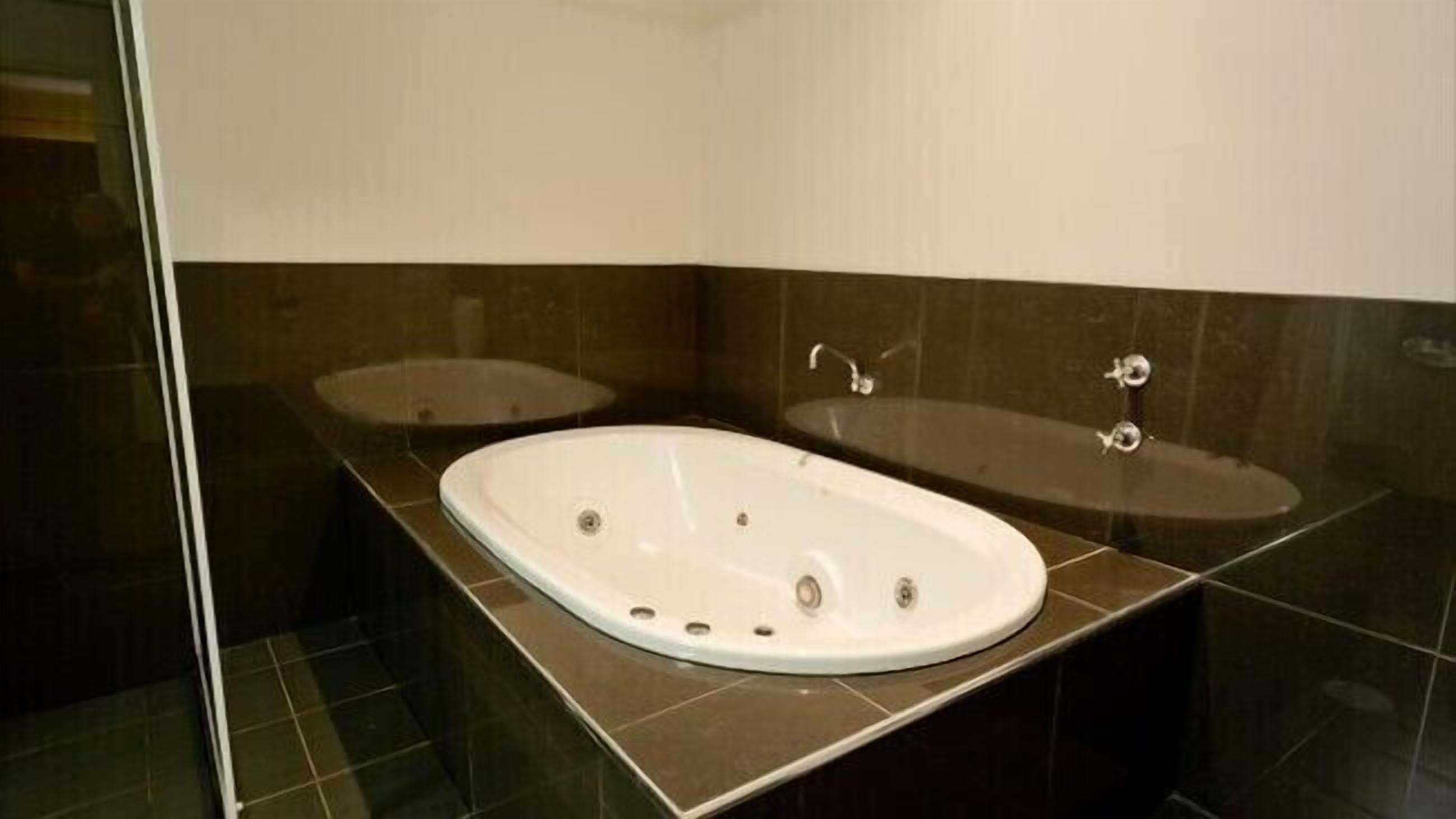Superior Room, Jetted Tub | Bathroom | Shower, free toiletries, hair dryer, towels