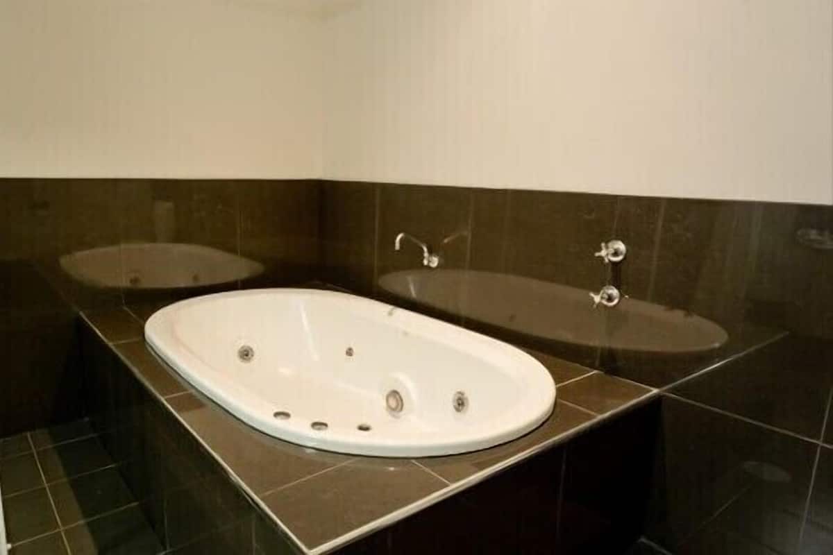 Superior Room, Jetted Tub | Bathroom | Shower, free toiletries, hair dryer, towels