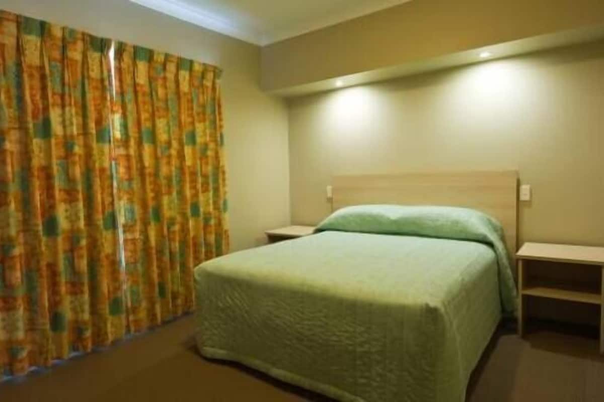 Executive Suite | Desk, laptop workspace, iron/ironing board, free WiFi