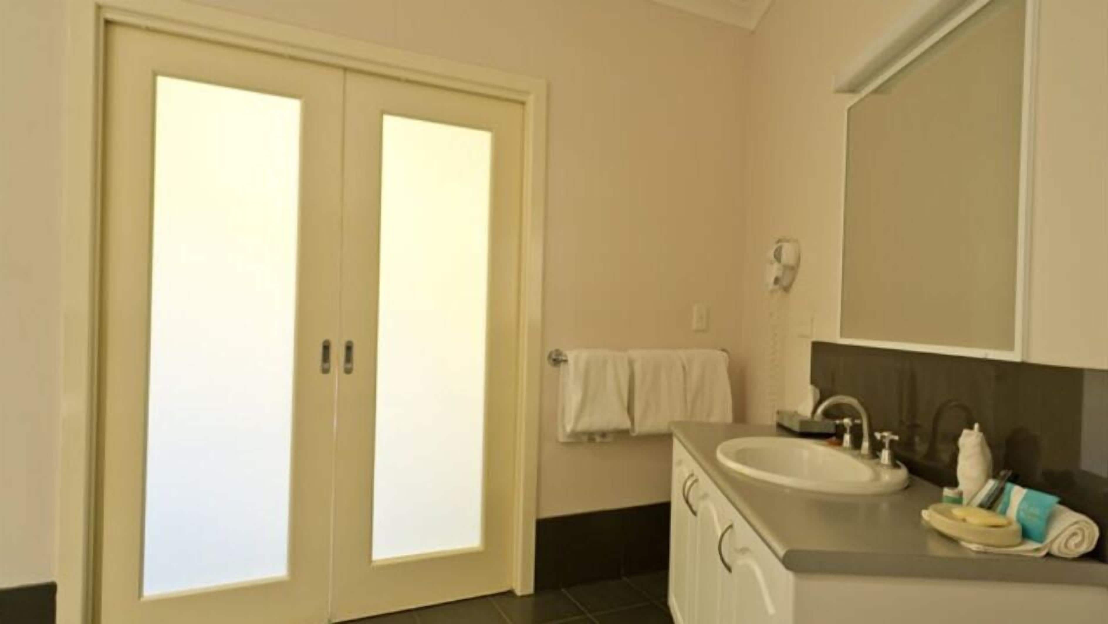 Dusj, toalettartikler (inkludert), hårføner og håndklær