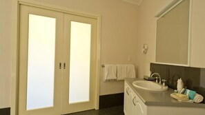 Ducha, artículos de tocador gratuitos, secador de pelo, toallas